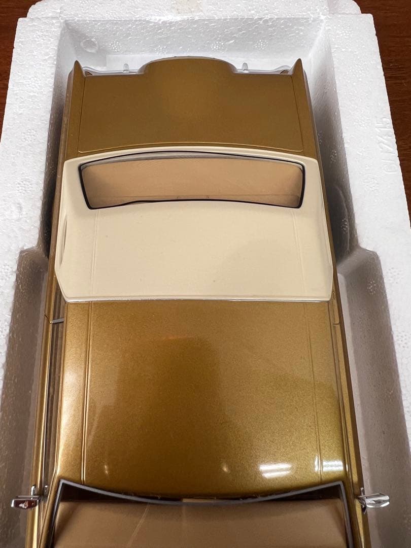 No284 ミニカー1/18 Lincoln Continental Mk5