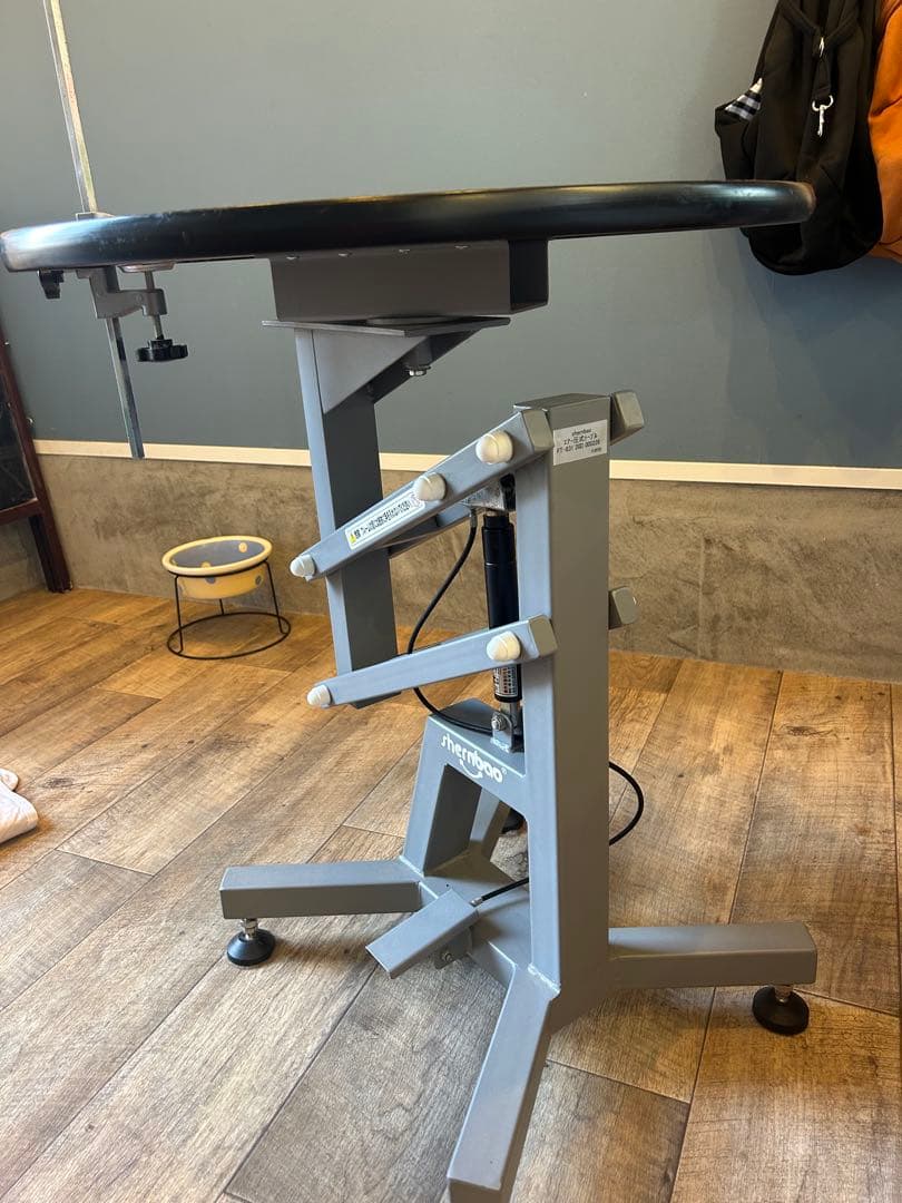 空気圧式トリミングテーブル 高さ調整可能