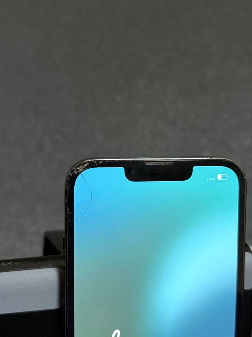 Apple iPhone 13 Pro 画面にひびあり