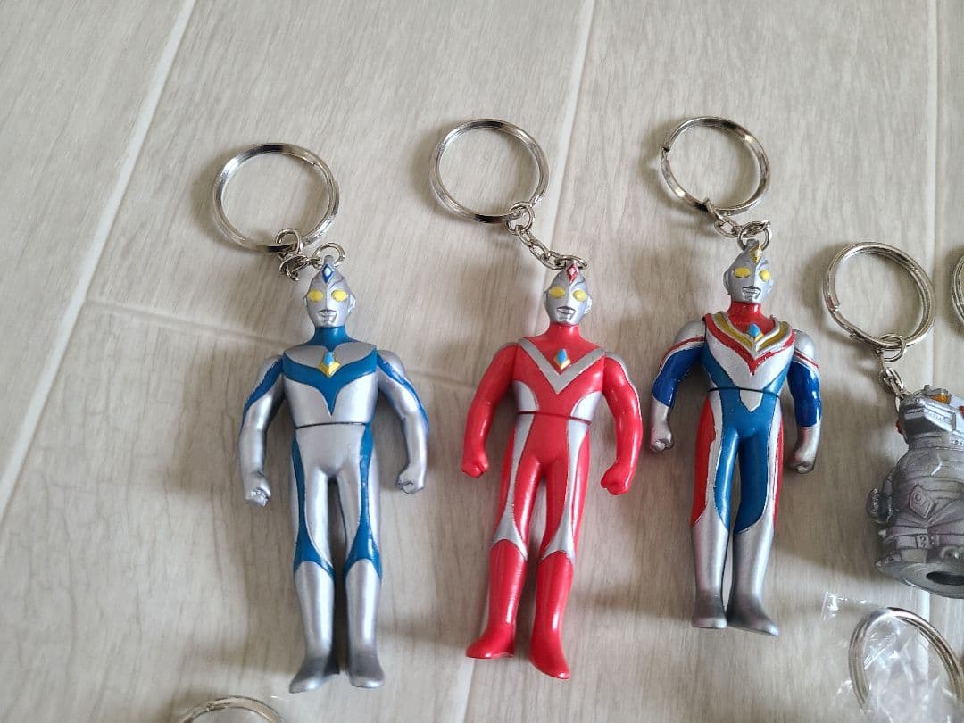 ウルトラマンキーホルダーレトロ怪獣　ダイナ　ティガ　ゼアス新品　ULTRAMAN