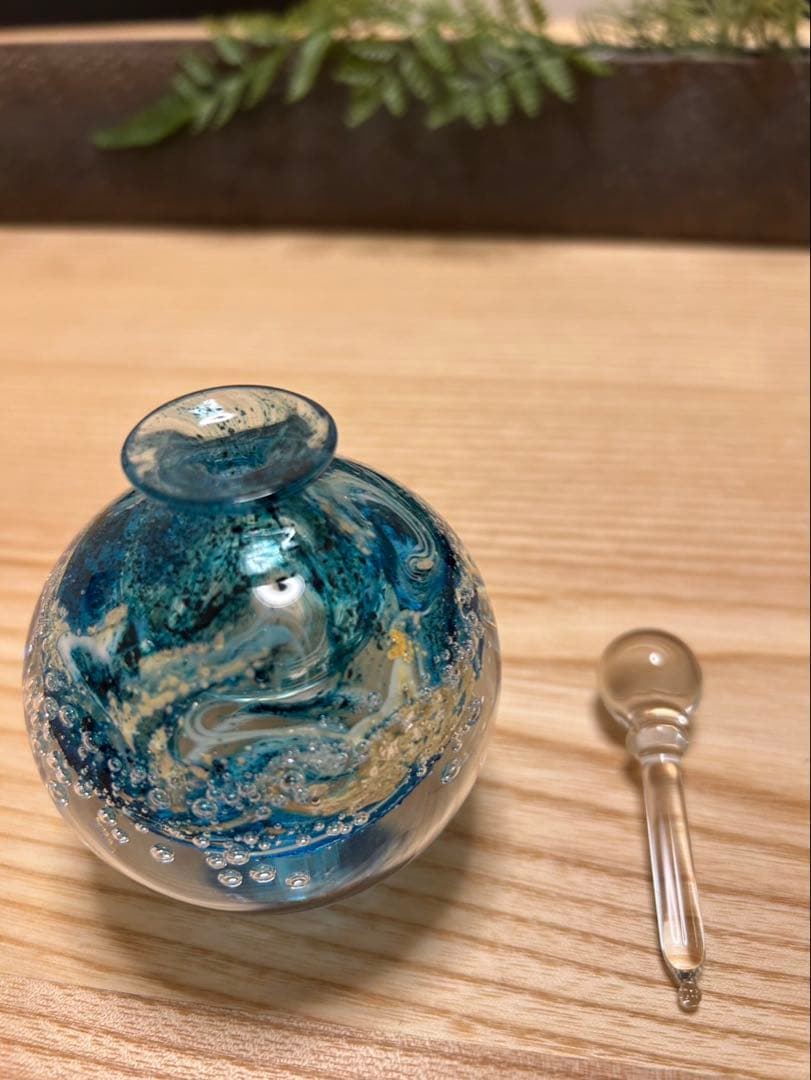 【現在非売品】水色の透明のガラス瓶　香水瓶