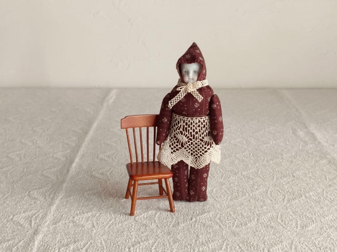 * vintage doll ୨୧ 頭巾をかぶった 陶器のお顔の 女の子