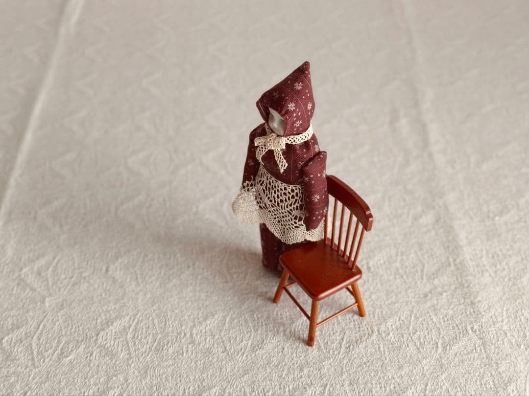 * vintage doll ୨୧ 頭巾をかぶった 陶器のお顔の 女の子