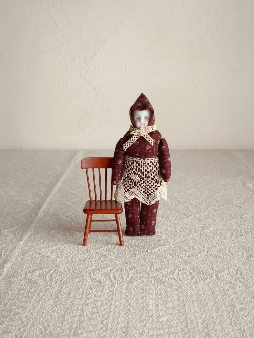 * vintage doll ୨୧ 頭巾をかぶった 陶器のお顔の 女の子