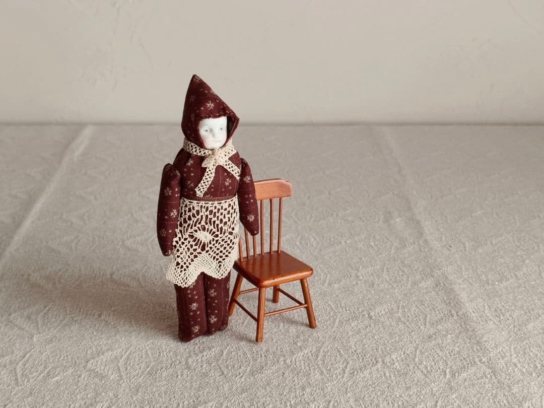 * vintage doll ୨୧ 頭巾をかぶった 陶器のお顔の 女の子