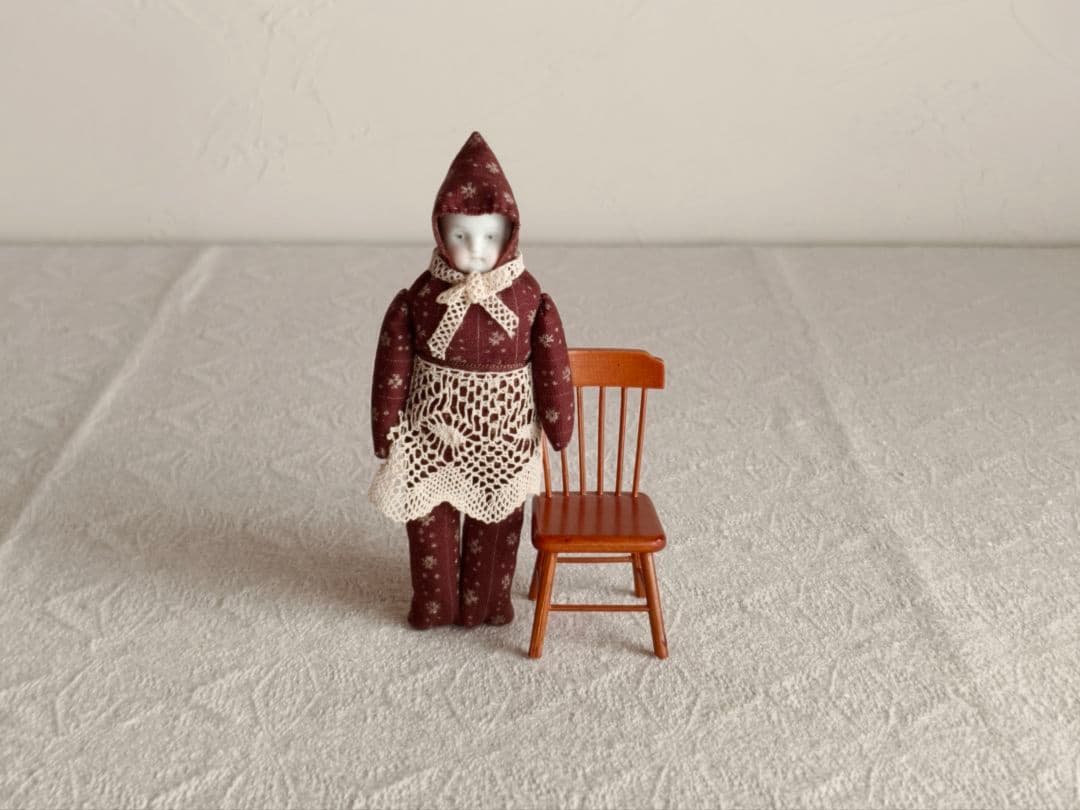 * vintage doll ୨୧ 頭巾をかぶった 陶器のお顔の 女の子