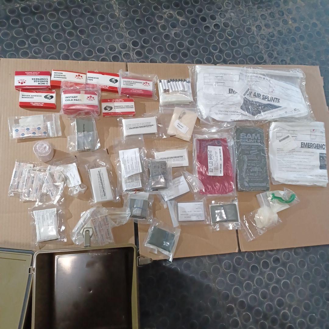✨送料無料　米軍　FIRST AID KID