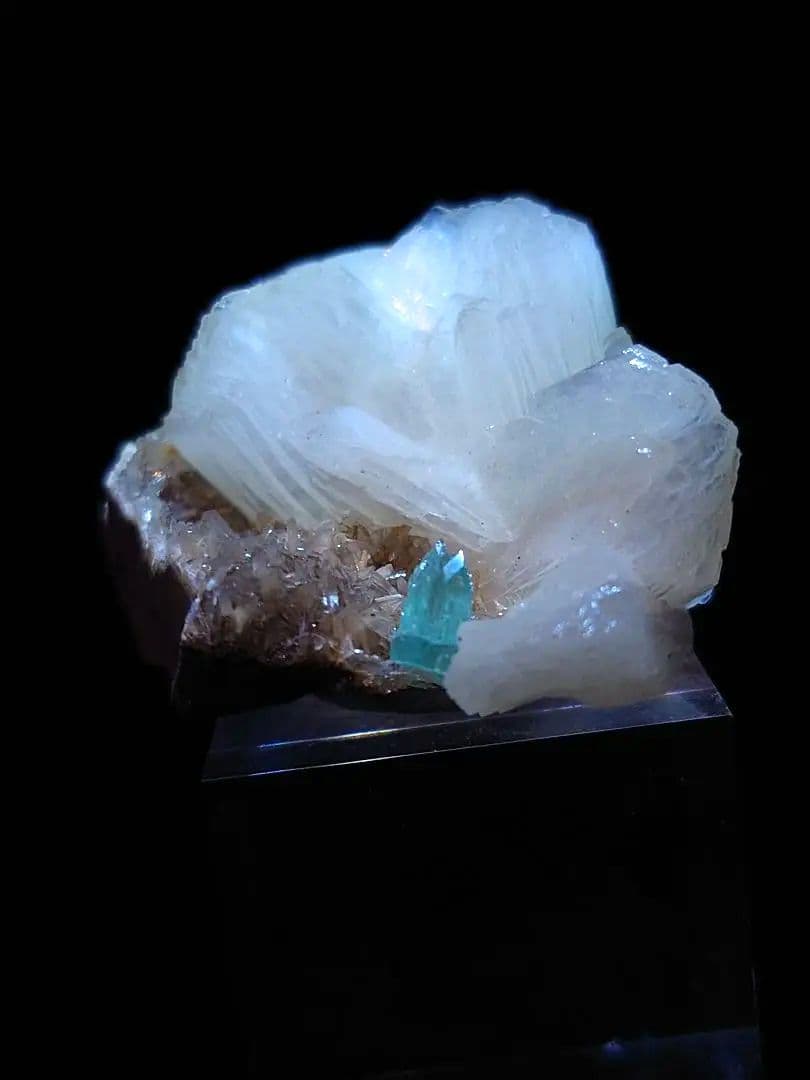 アポフィライト インド産 母岩付き 鉱石 鉱物 ミネラル 標本 原石 犬牙状 ⑦