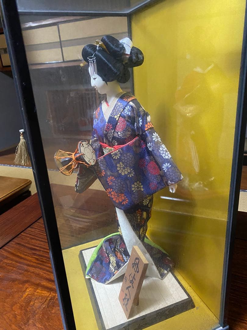 伝統的な和服の日本人形