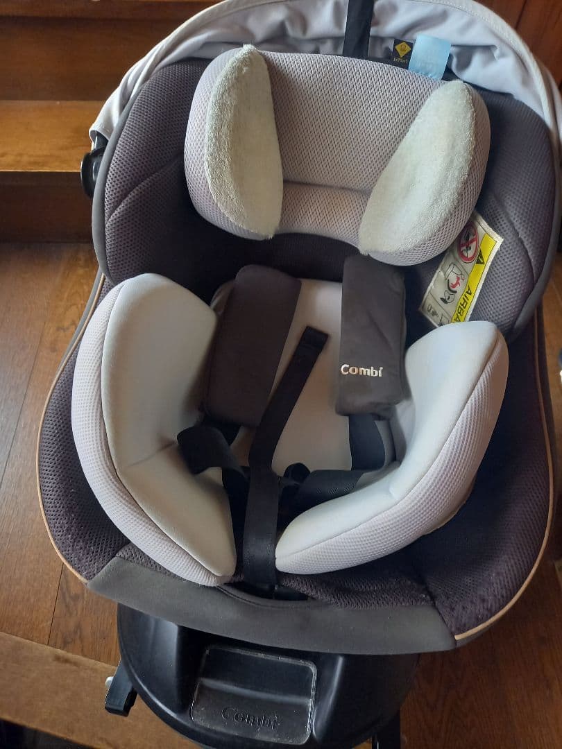 モユキ　Combiチャイルドシート※ダメージ品