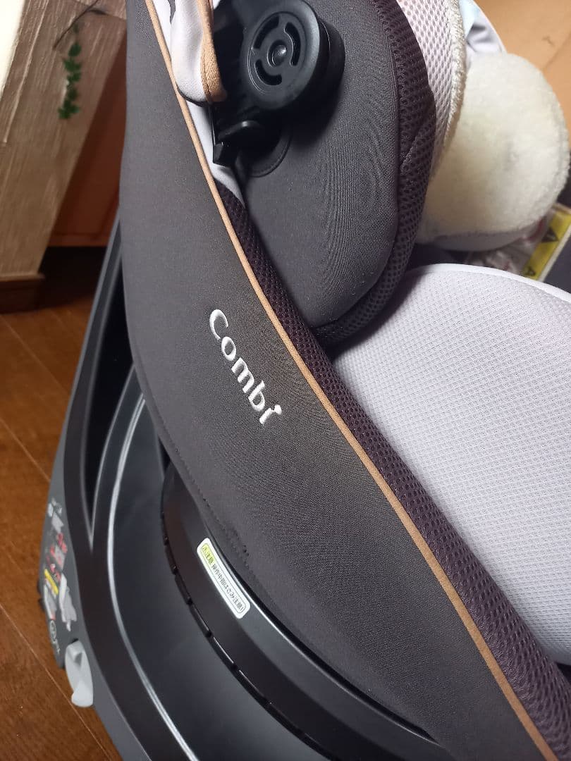 モユキ　Combiチャイルドシート※ダメージ品