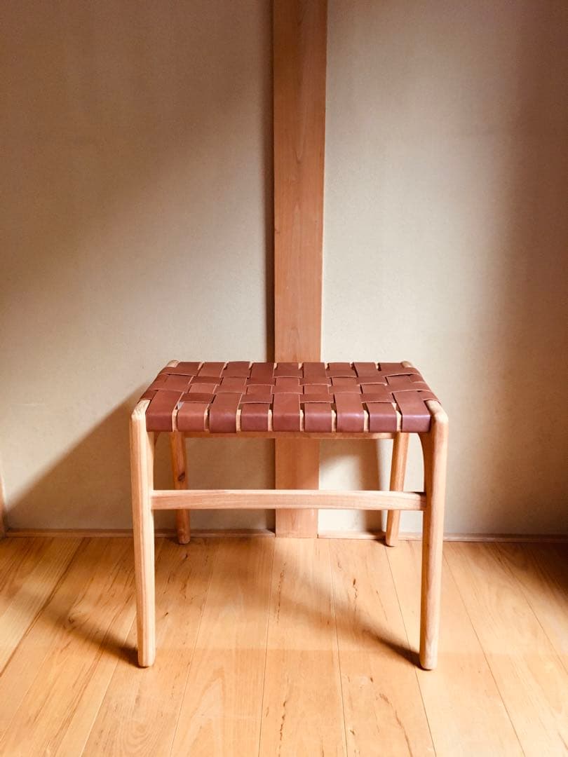 革と木のスツール