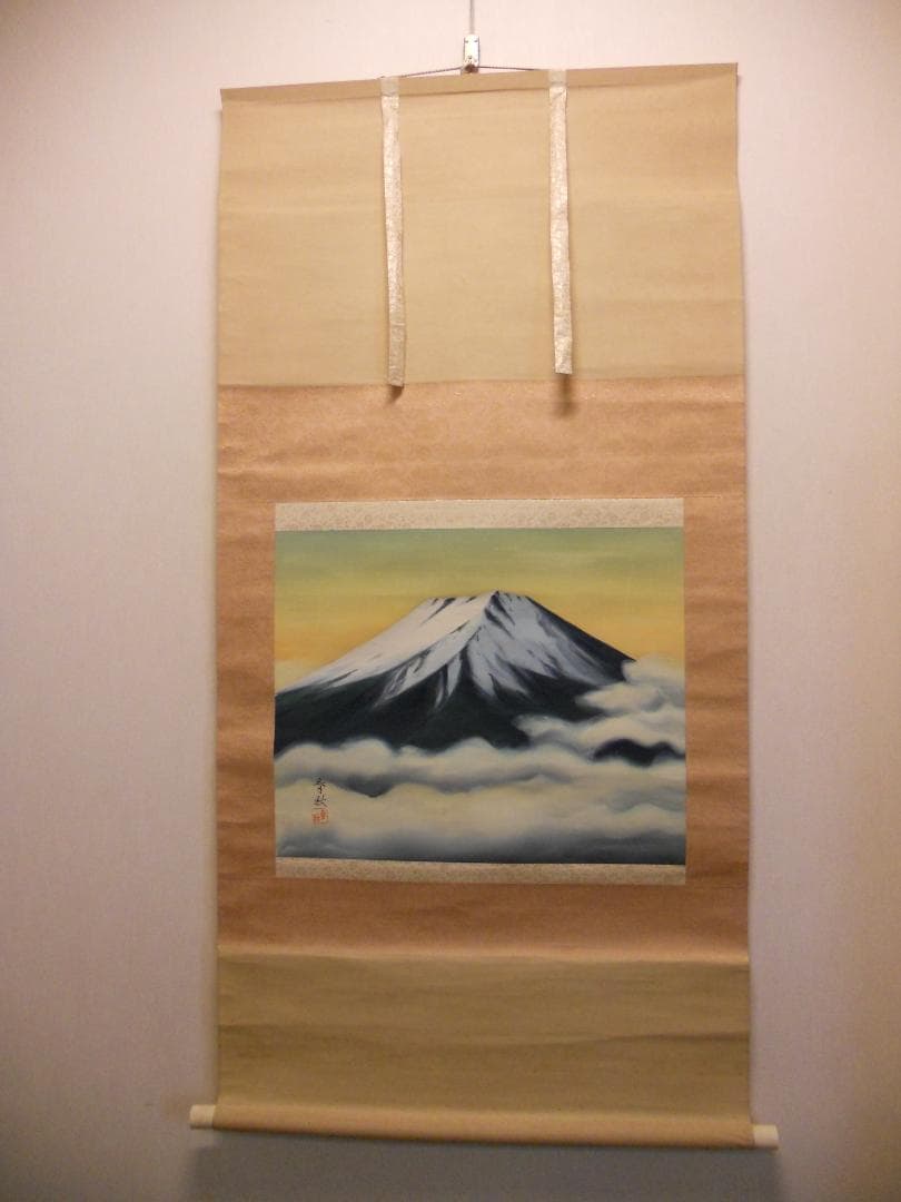 掛け軸 春秋 『 雲海富士 』 紙本 希少 軸装 茶道具 掛軸 美品 です。
