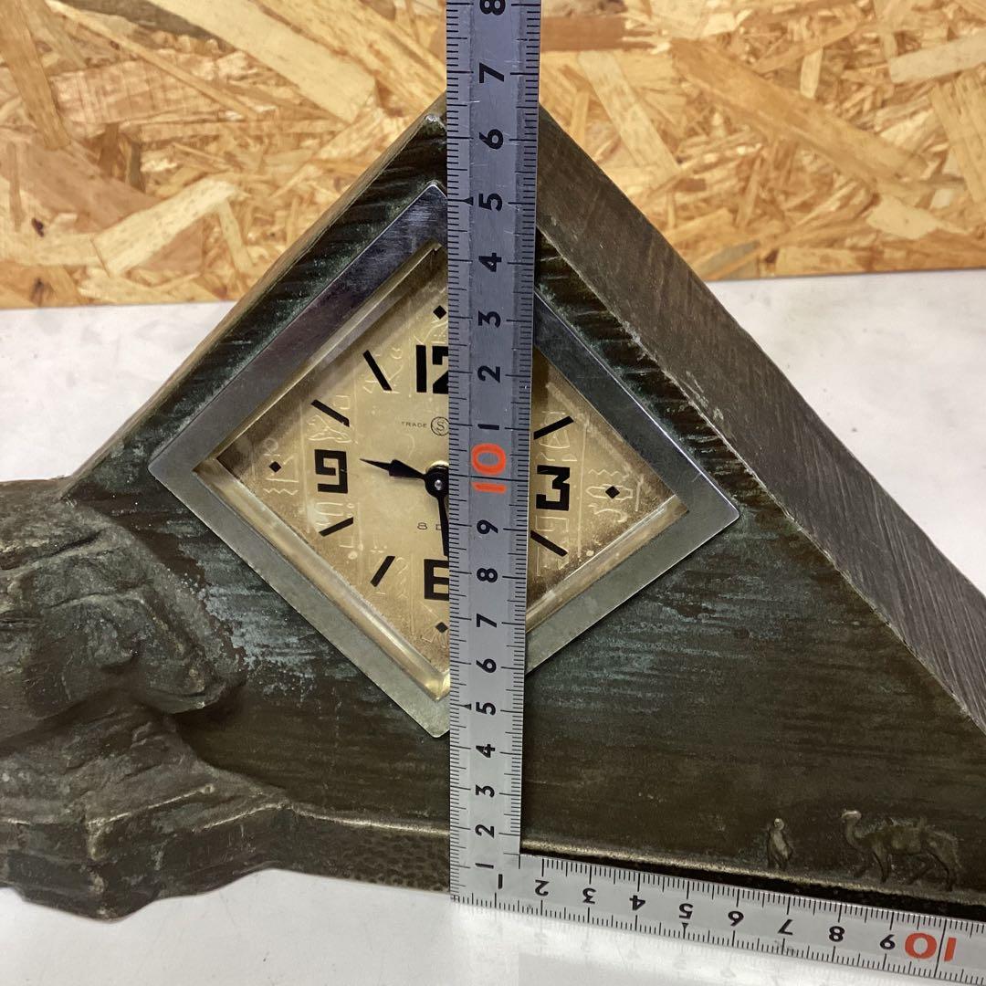 三角形　スフィンクス　彫刻付き　置き時計　ピラミッド　金属製　金色　（ち-58）