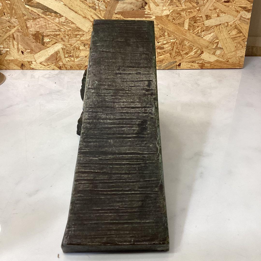 三角形　スフィンクス　彫刻付き　置き時計　ピラミッド　金属製　金色　（ち-58）