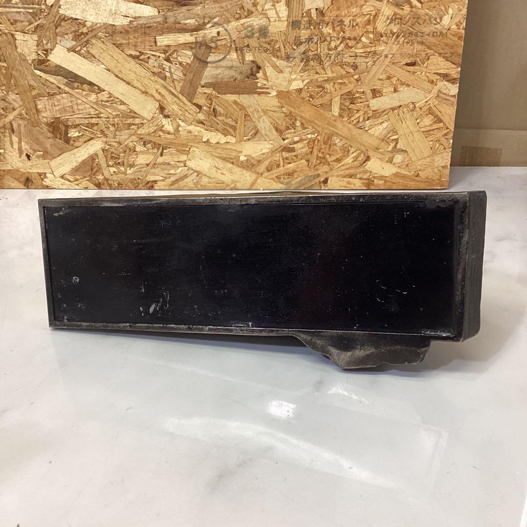 三角形　スフィンクス　彫刻付き　置き時計　ピラミッド　金属製　金色　（ち-58）