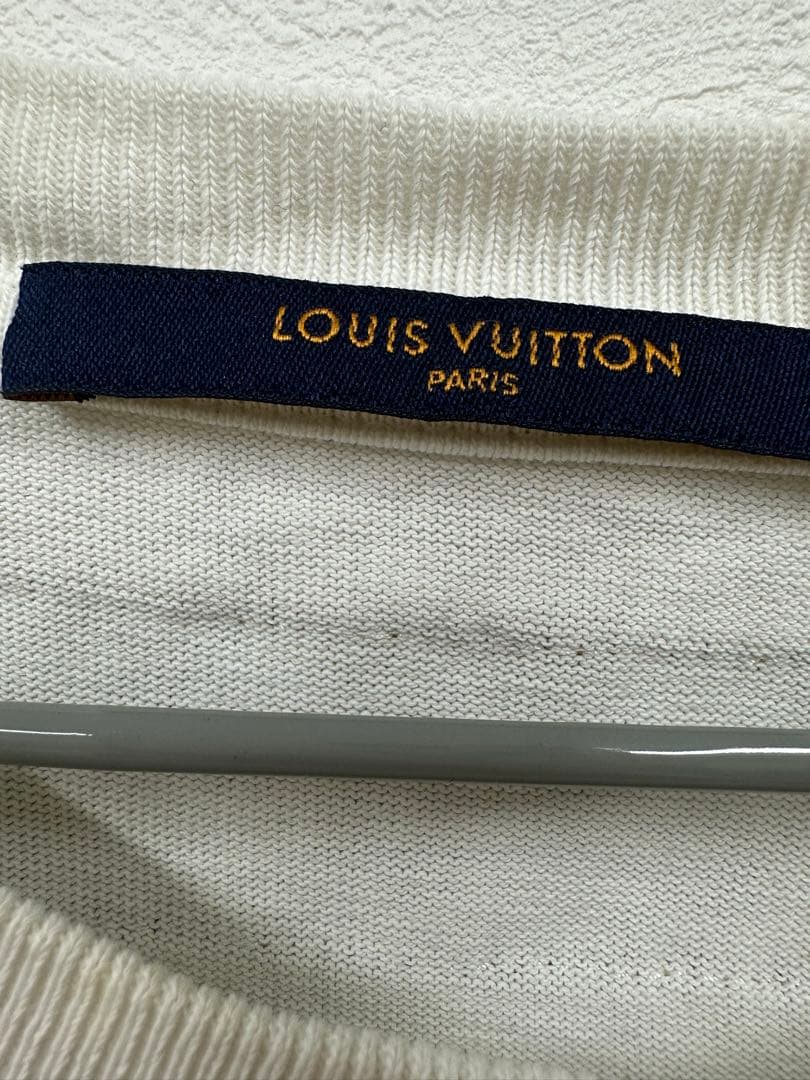 ルイ・ヴィトンのLVペンダントエンブロイダリーTシャツ