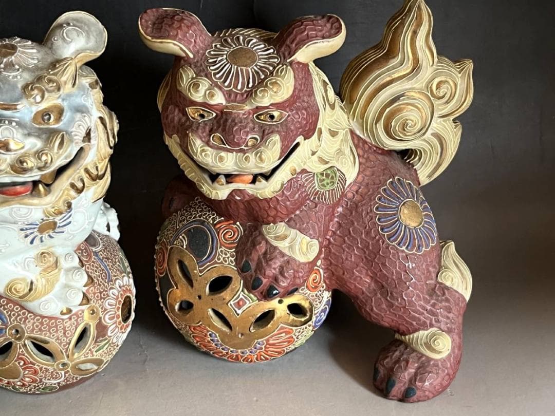置物■玉乗り獅子 古い九谷焼き 紅白二体 一対 オブジェ 時代物 骨董品■
