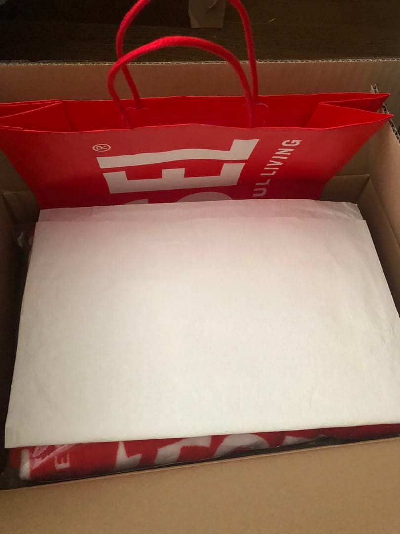 DIESEL ギフト　赤ロゴ入り　ホリデーラッピング　ノベルティブランケット