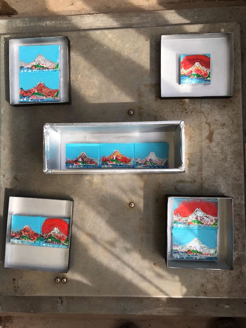 空飛ぶ前衛美術家の糸川裕志の富士山と江ノ島シリーズの小作品、箱絵です。