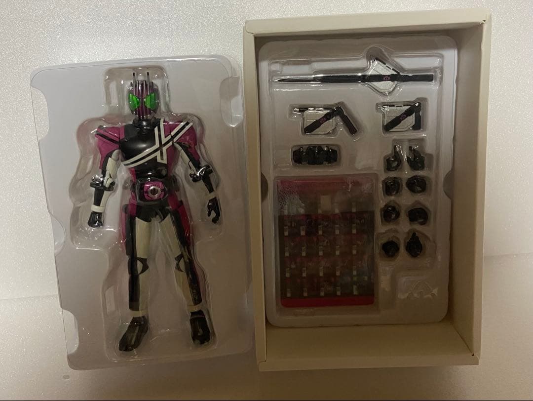 S.H.Figuarts 真骨彫　仮面ライダー ディケイド