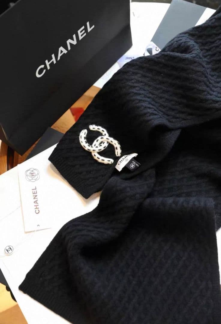 優しい雰囲気のニットダイヤ柄 CHANEL ブラックマフラー