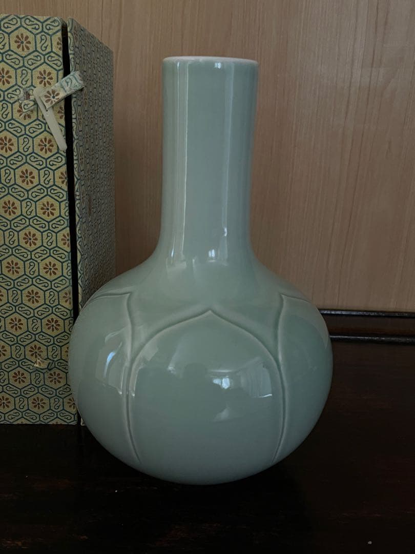 淡いグリーンの花弁模様花瓶 陶器製花瓶。