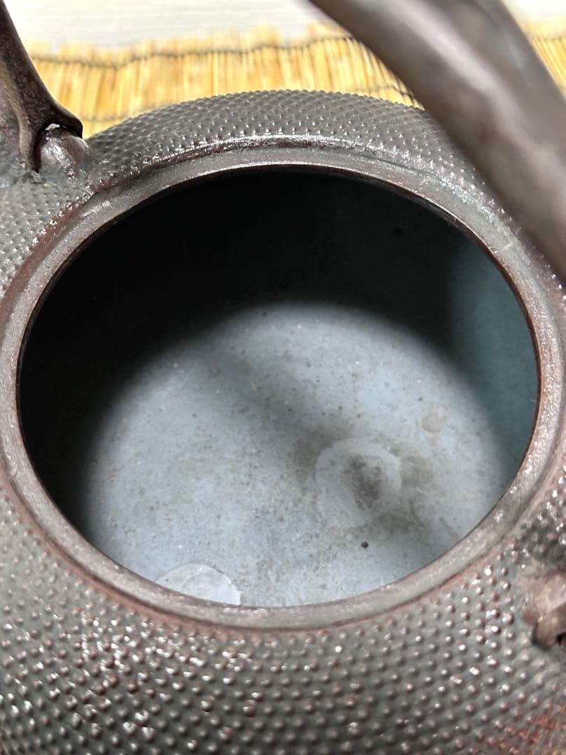 未使用品、栞付　南部岩鋳造捻鉉鳴摘１５型アラレ　南部鉄瓶　南部鉄器　鉄瓶