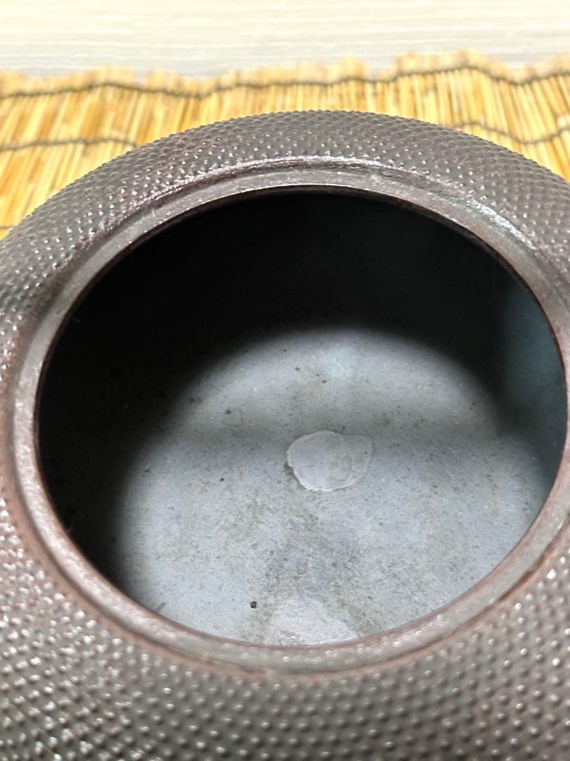 未使用品、栞付　南部岩鋳造捻鉉鳴摘１５型アラレ　南部鉄瓶　南部鉄器　鉄瓶