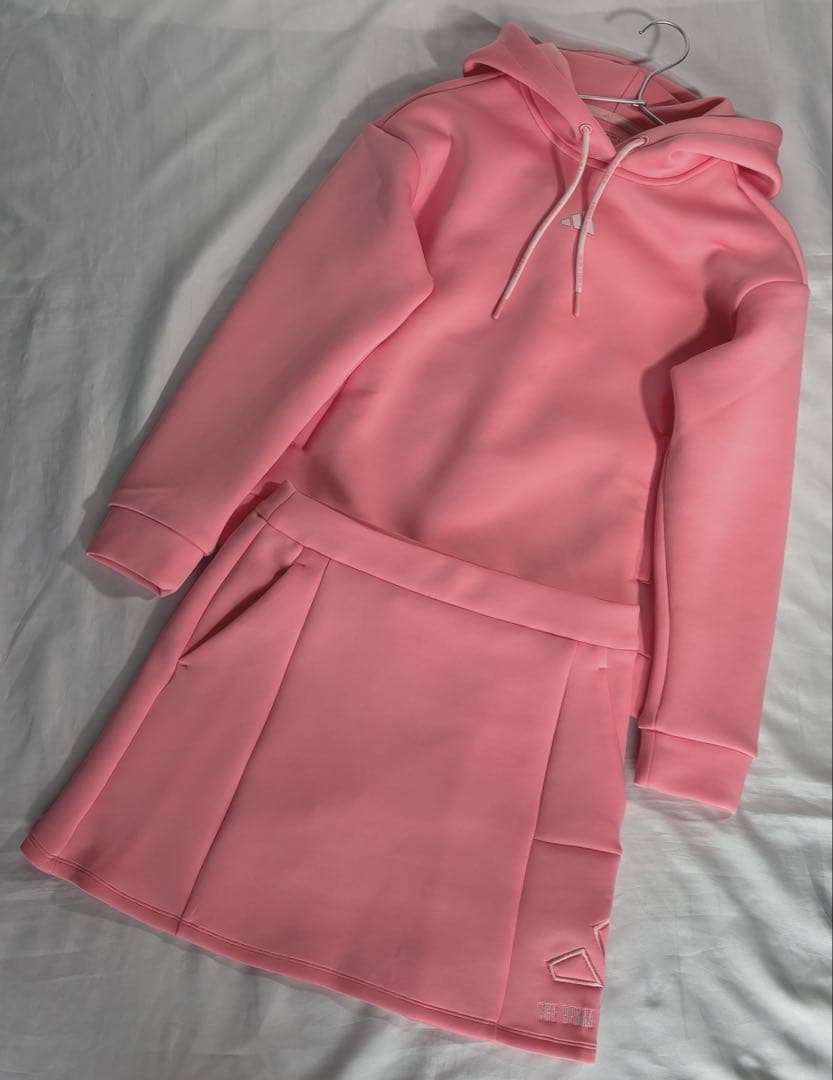 未使用アディダス ゴルフ　ダンボールニットセットアップ　フーディー　スカート