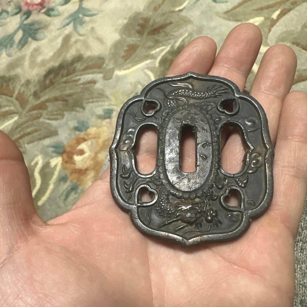 龍の彫刻の金属製鍔