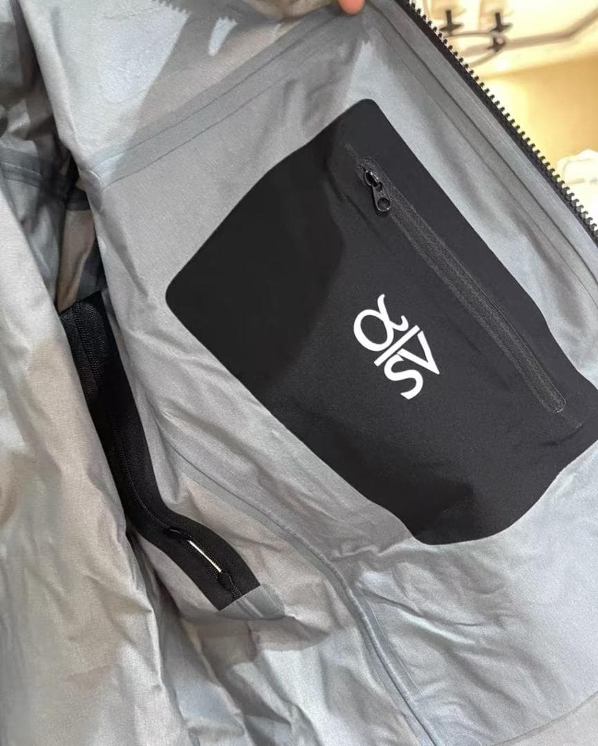 ARC'TERYXマウンテンパーカーMサイズホワイトシンプルでスタイリッシュ