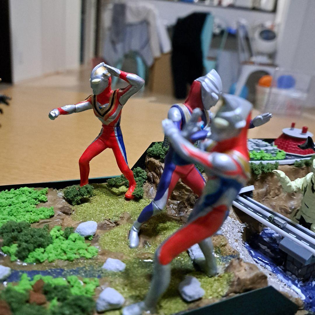 ジオラマ ウルトラマン ティガ・ダイナ・ガイア
