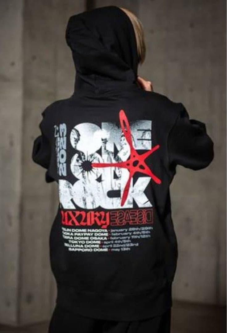 本日限りセール　ONE OK ROCK ロゴ入りプルオーバーパーカー