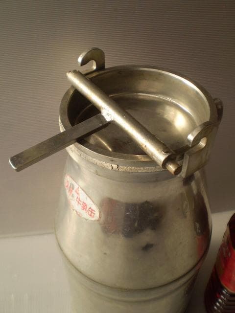 昭和レトロミルク缶。ガーデニング オブジェに如何でしょう。