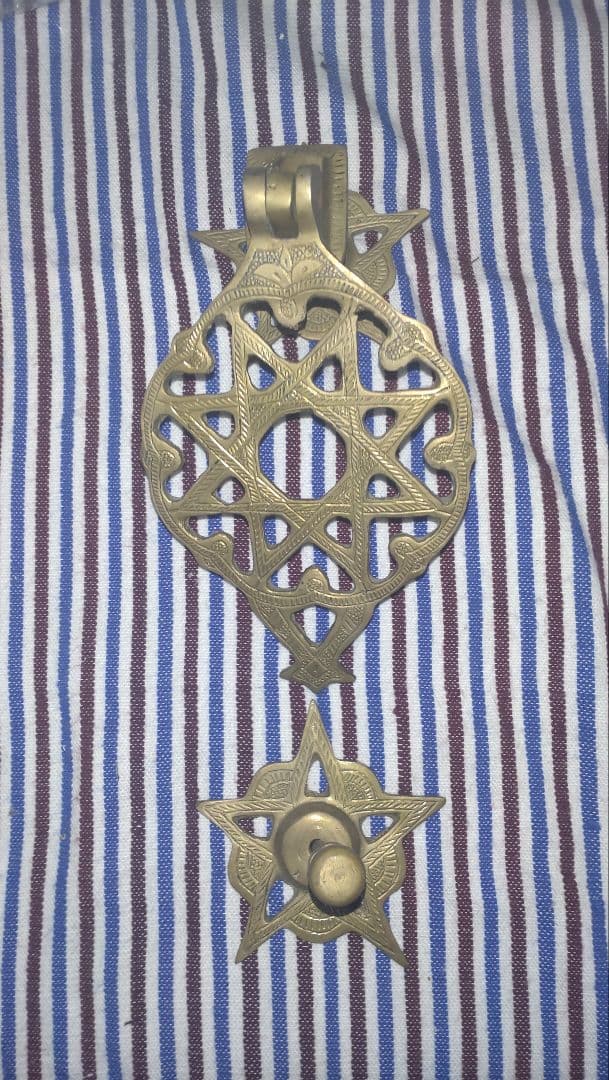 これはモロッコの伝統的な扉用ノッカー（ドアノッカー）です。