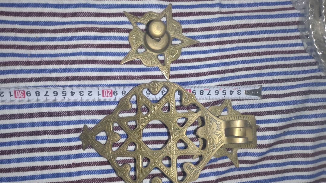 これはモロッコの伝統的な扉用ノッカー（ドアノッカー）です。