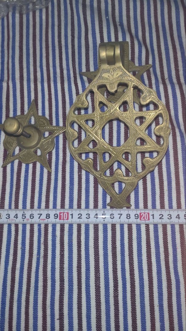 これはモロッコの伝統的な扉用ノッカー（ドアノッカー）です。