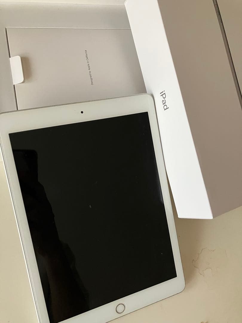 iPad 第6世代 128GB ホワイト スタンドケース付き