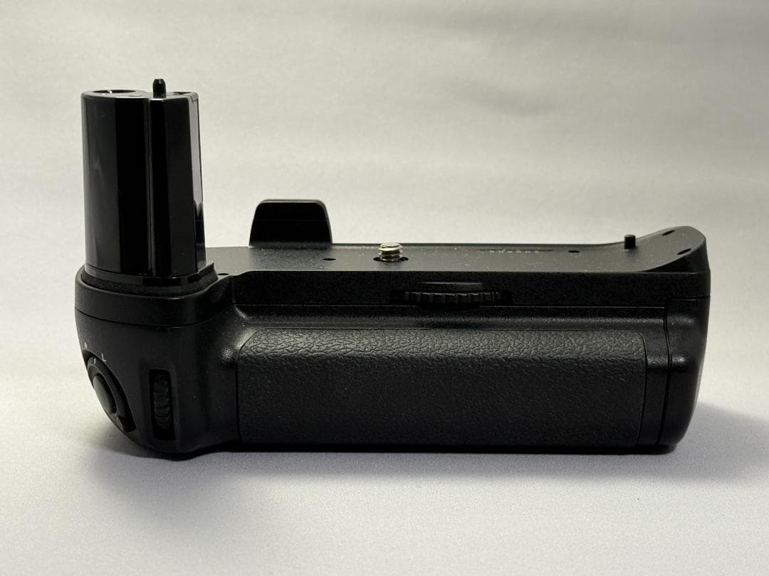 Nikon F6（バッテリーパック MB-40付き）