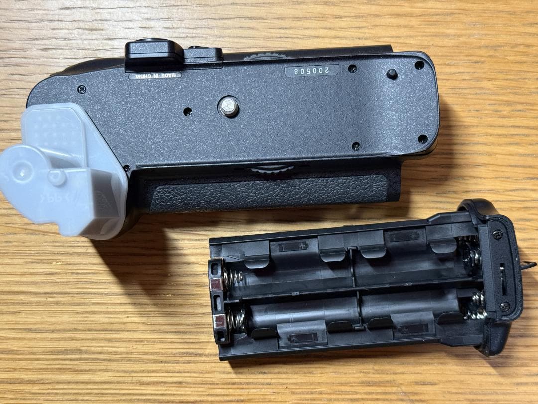 Nikon F6（バッテリーパック MB-40付き）