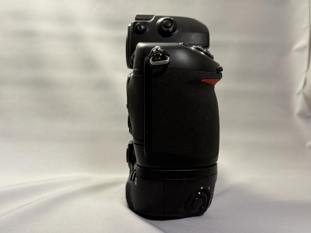 Nikon F6（バッテリーパック MB-40付き）