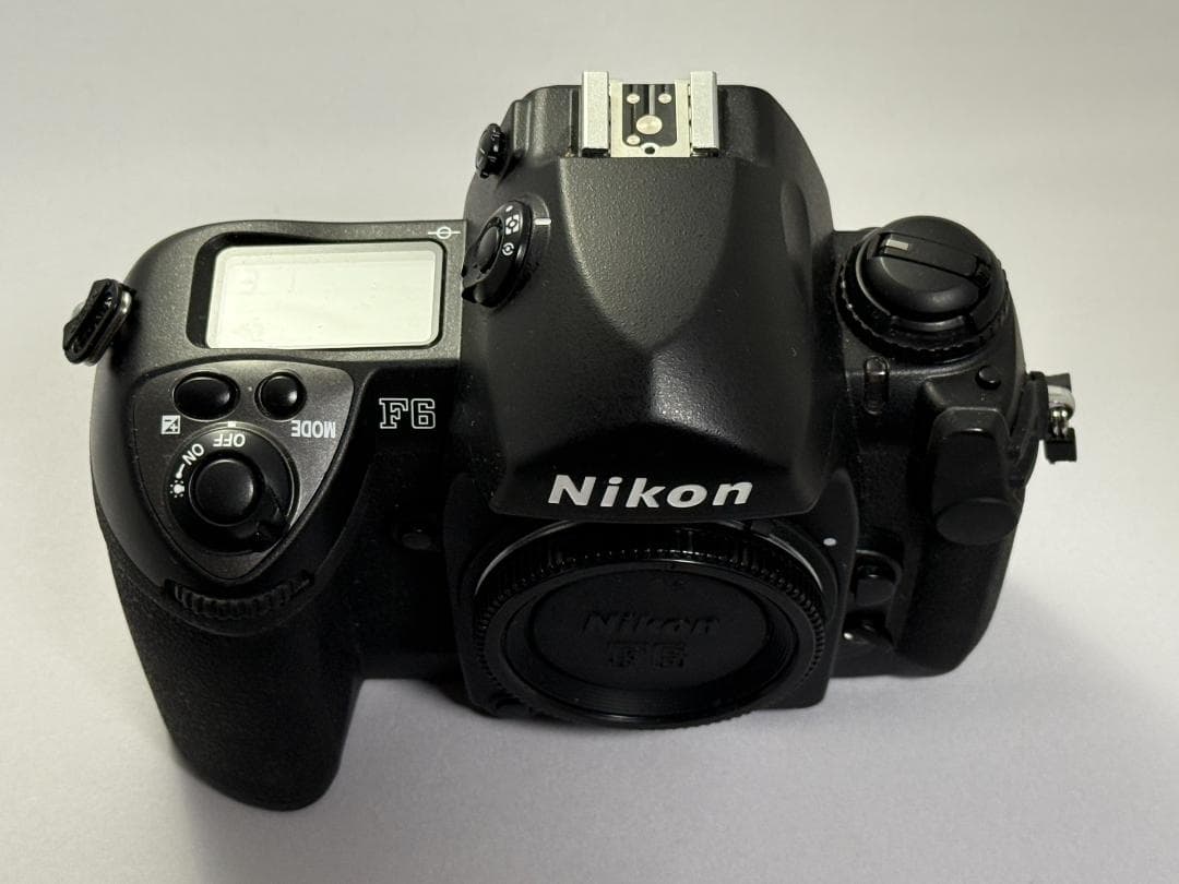 Nikon F6（バッテリーパック MB-40付き）