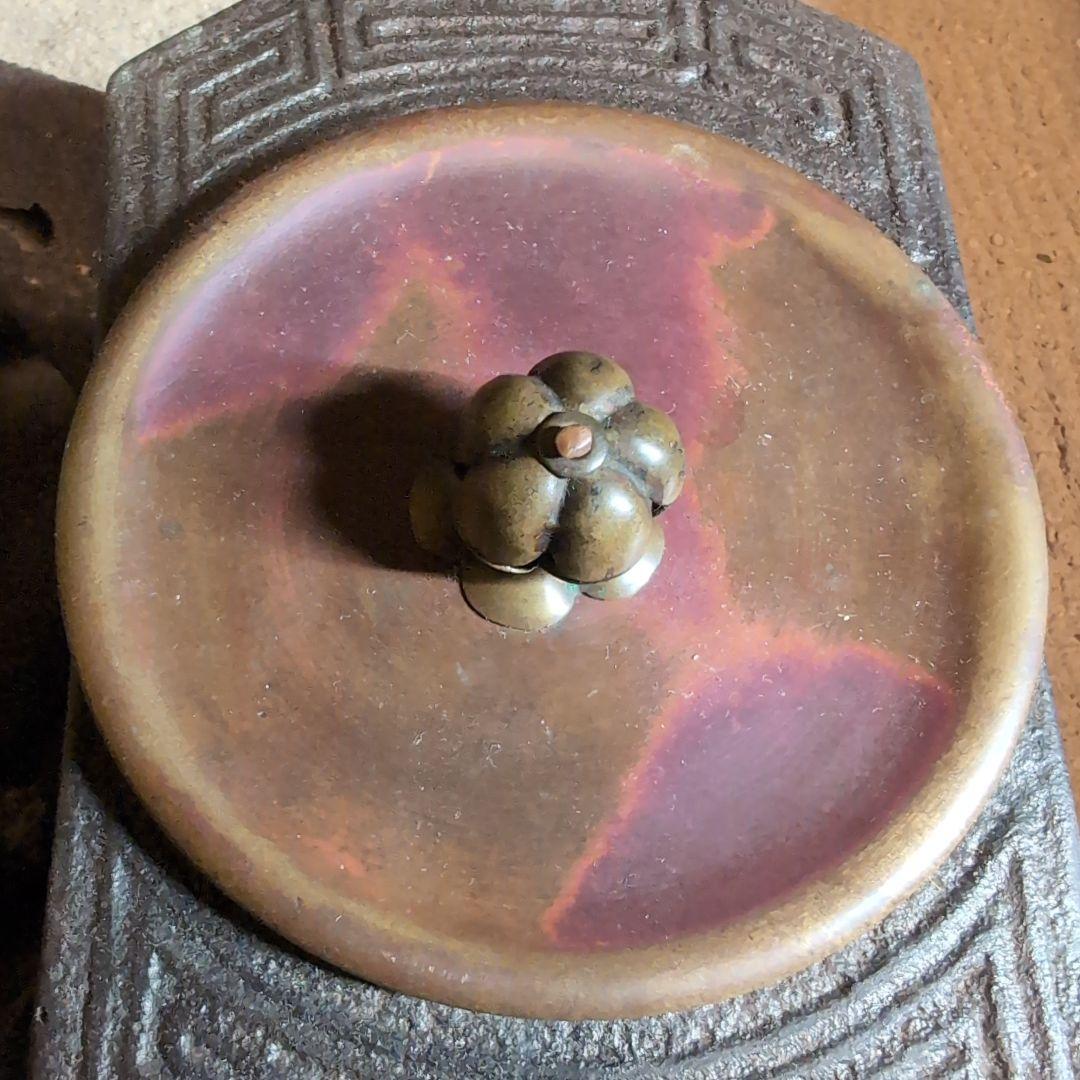 【火鉢】江戸火鉢　欅の見事な木目　酒を燗できる鉄瓶と五徳が一体化　備長炭藁灰付き