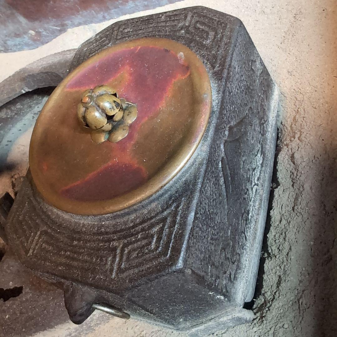 【火鉢】江戸火鉢　欅の見事な木目　酒を燗できる鉄瓶と五徳が一体化　備長炭藁灰付き