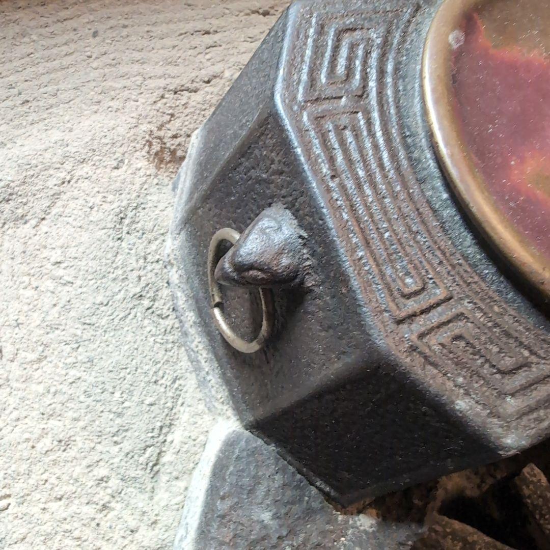 【火鉢】江戸火鉢　欅の見事な木目　酒を燗できる鉄瓶と五徳が一体化　備長炭藁灰付き