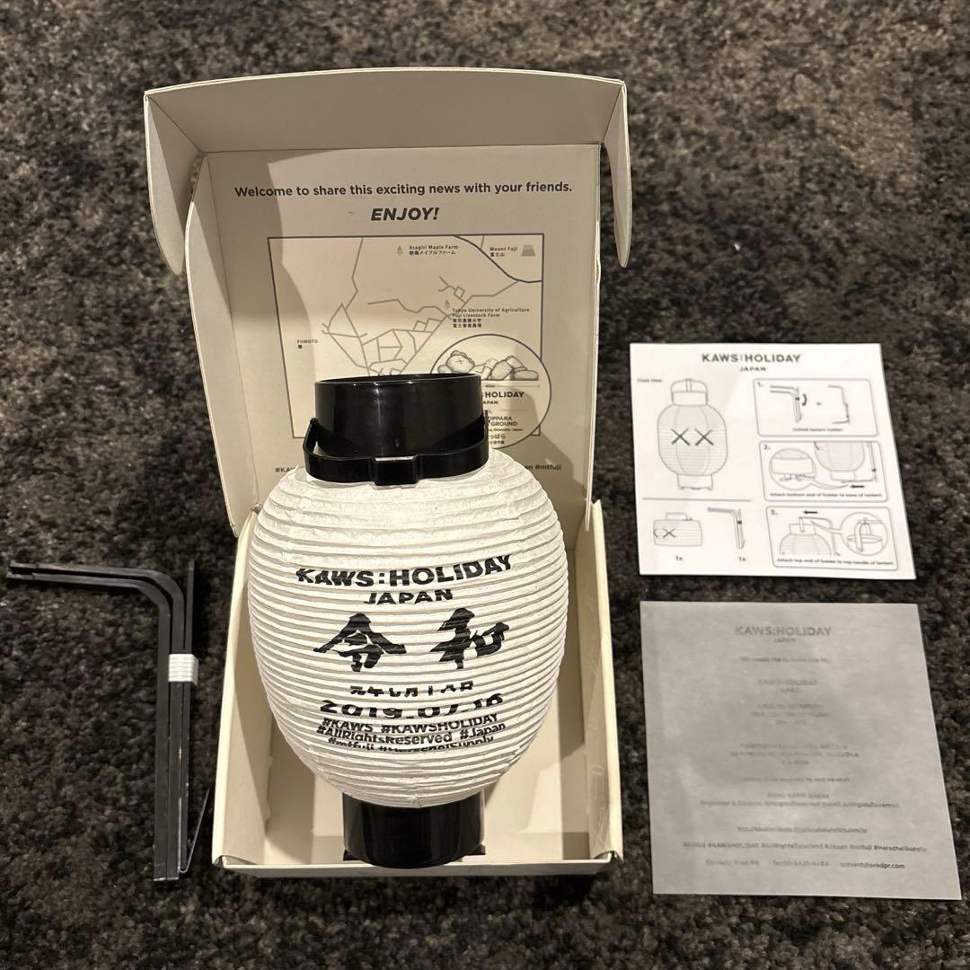 B 非売品 KAWS : HOLIDAY JAPAN 招待状 提灯 (白)