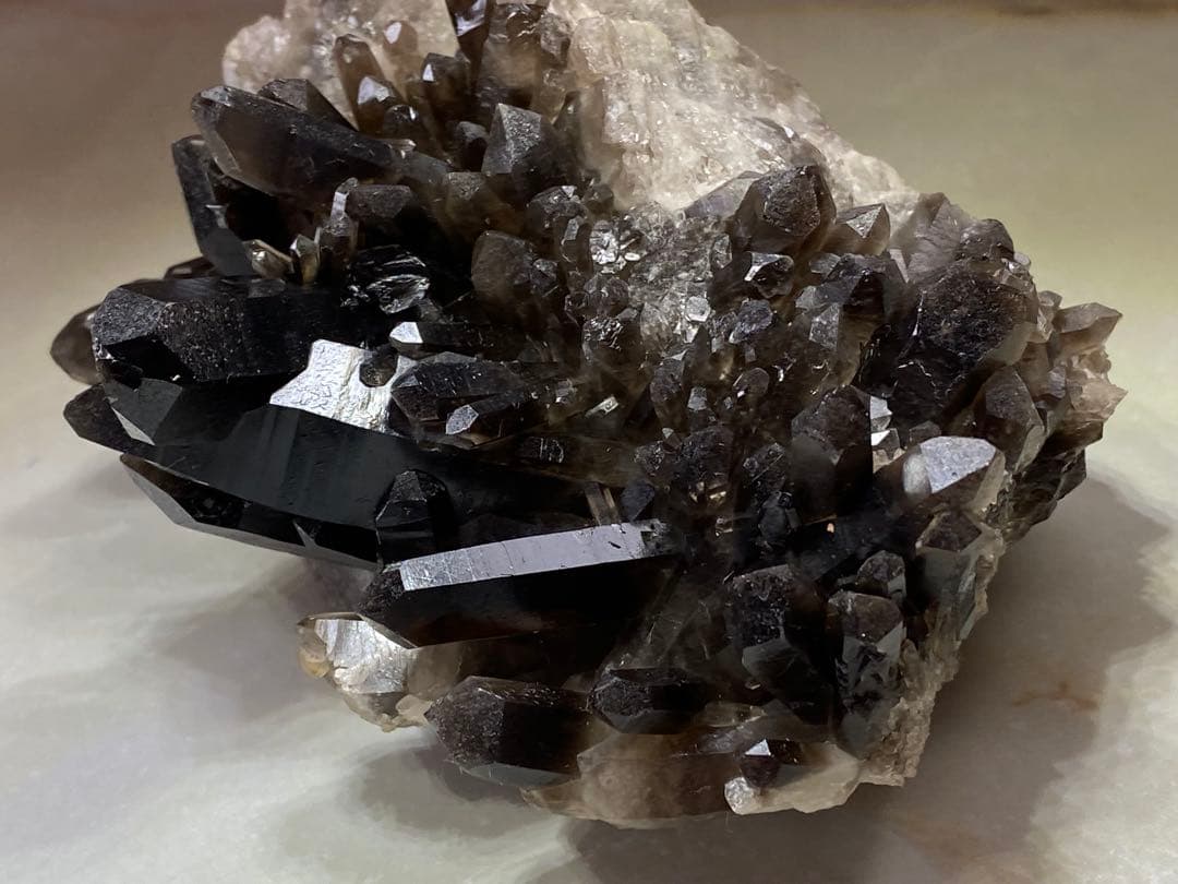 T1030-24ブラジル産水晶母岩モリオンスモーキークォーツ原石クラスター黒水晶