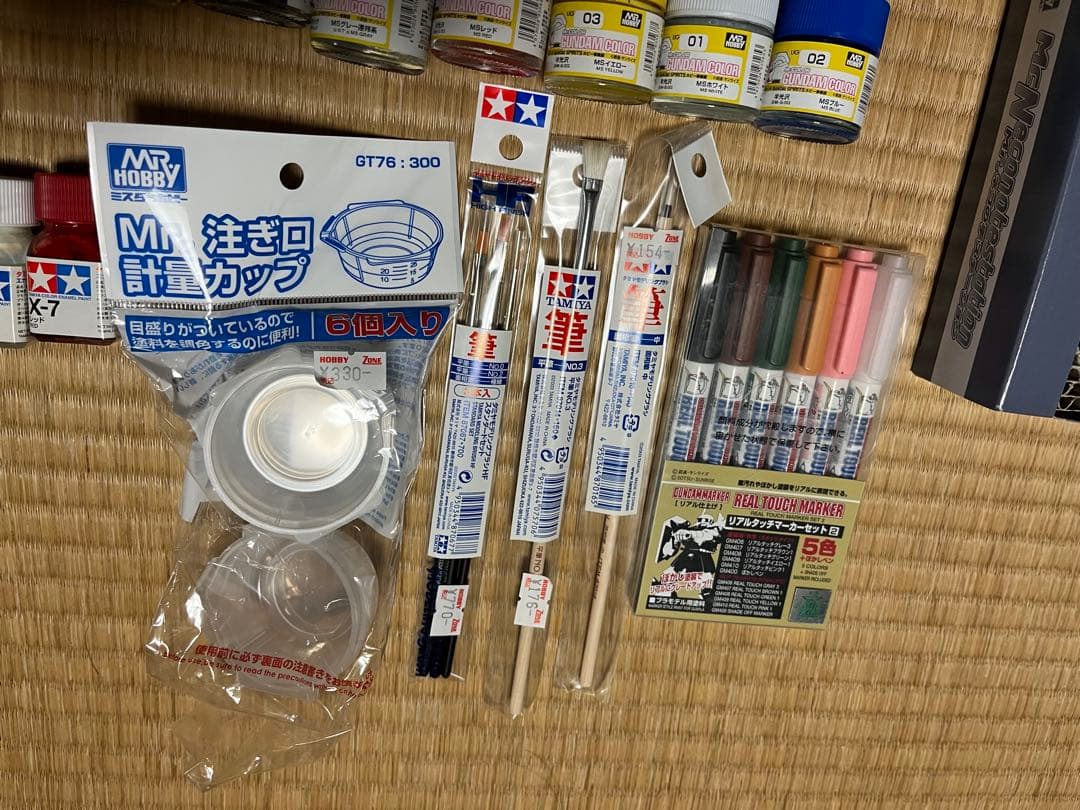 アクリル塗料セットとエアブラシ