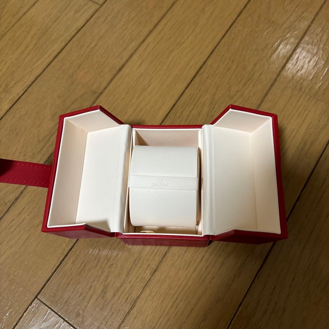 OMEGA純正レザー風 赤 ギフト箱